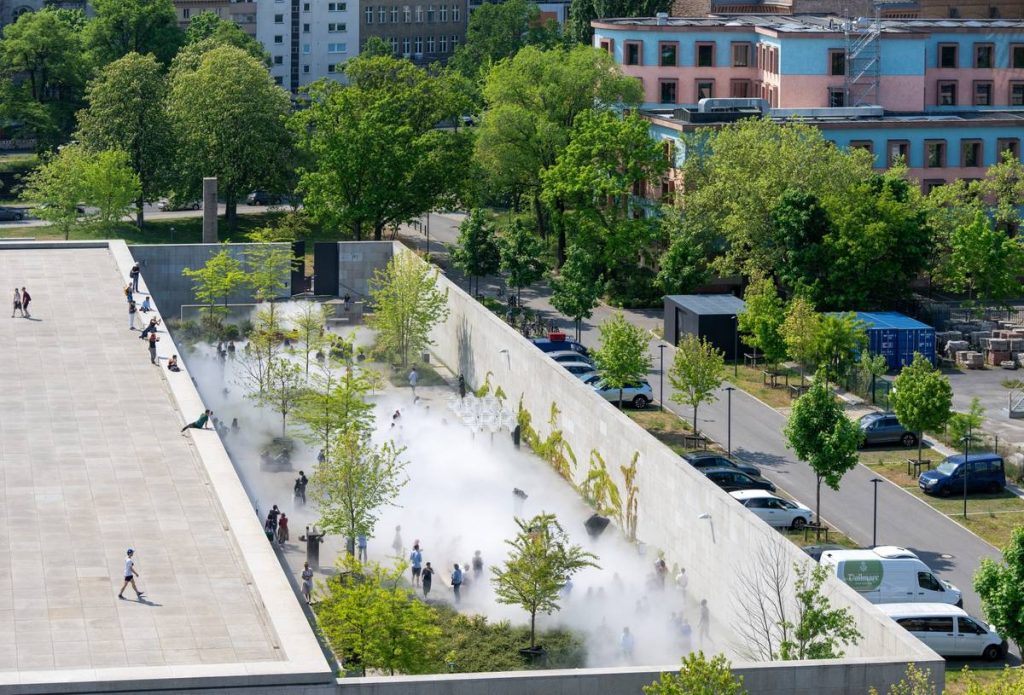 Fujiko Nakaya’s Fog Sculpture Turns Mies van der Rohe’s Garden into a Living Canvas Fujiko Nakaya's Fog Sculpture