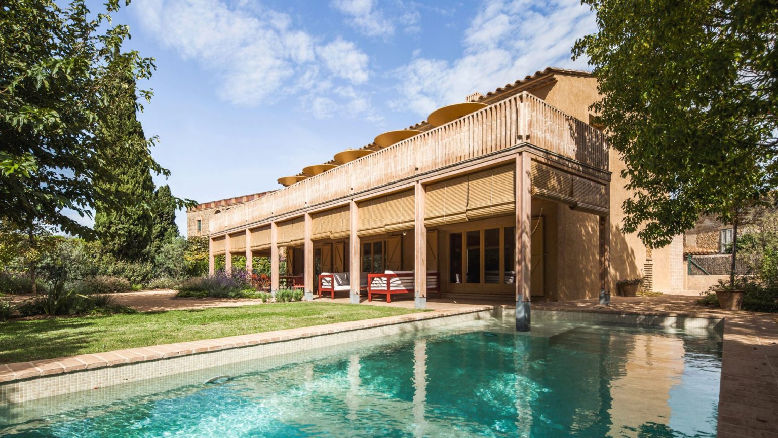 Anna and Eugeni Bach Expand Fonolleres House Through Geometry and Mediterranean Design Anna and Eugeni Bach Expand Fonolleres House Through Geometry and Mediterranean Design