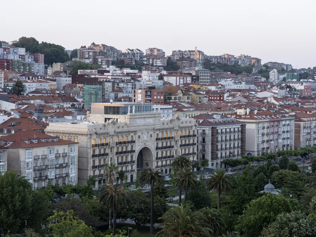 David Chipperfield Architects Reopen the Historic Pereda Building as Faro Santander
