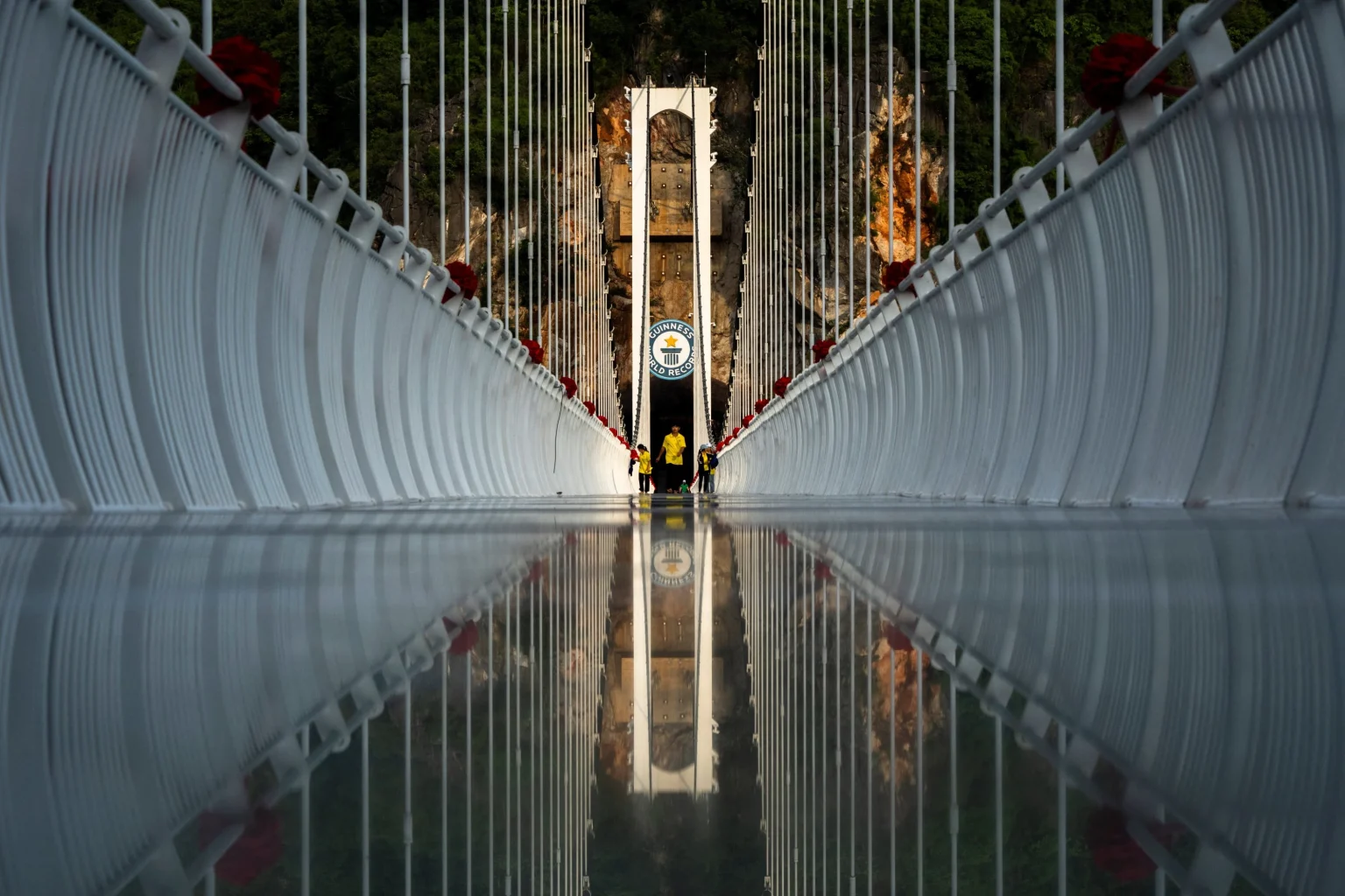 8 Breathtaking Glass Bridges That Feel Like Walking on Air 8 Breathtaking Glass Bridges That Feel Like Walking on Air